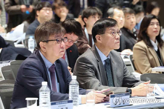 5일 서울 중구 한은에서 열린 노동시장 세미나에 참석한 이창용(오른쪽) 한국은행 총재와 조동철 한국개발연구원(KDI) 원장이 서영경 한은 금융통화위원의 기조강연을 경청하고 있다. 사진 연합뉴스.